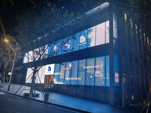 深圳P50格柵透明屏項(xiàng)目由上海智彩科技設(shè)計(jì)、安裝