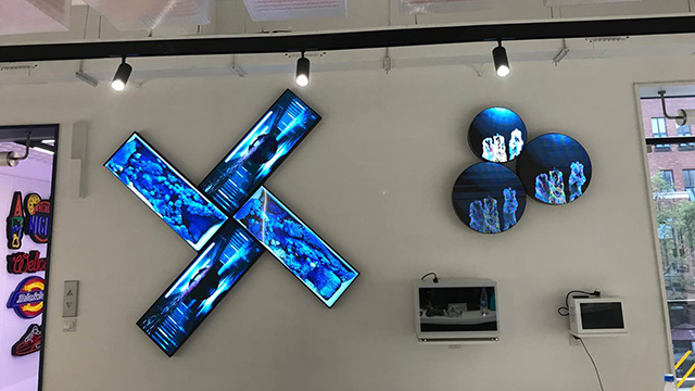 上海某公司展廳P1.667高刷條形LED屏+透明展示柜+P2.5高清LED顯示屏由智彩科技定制、安裝